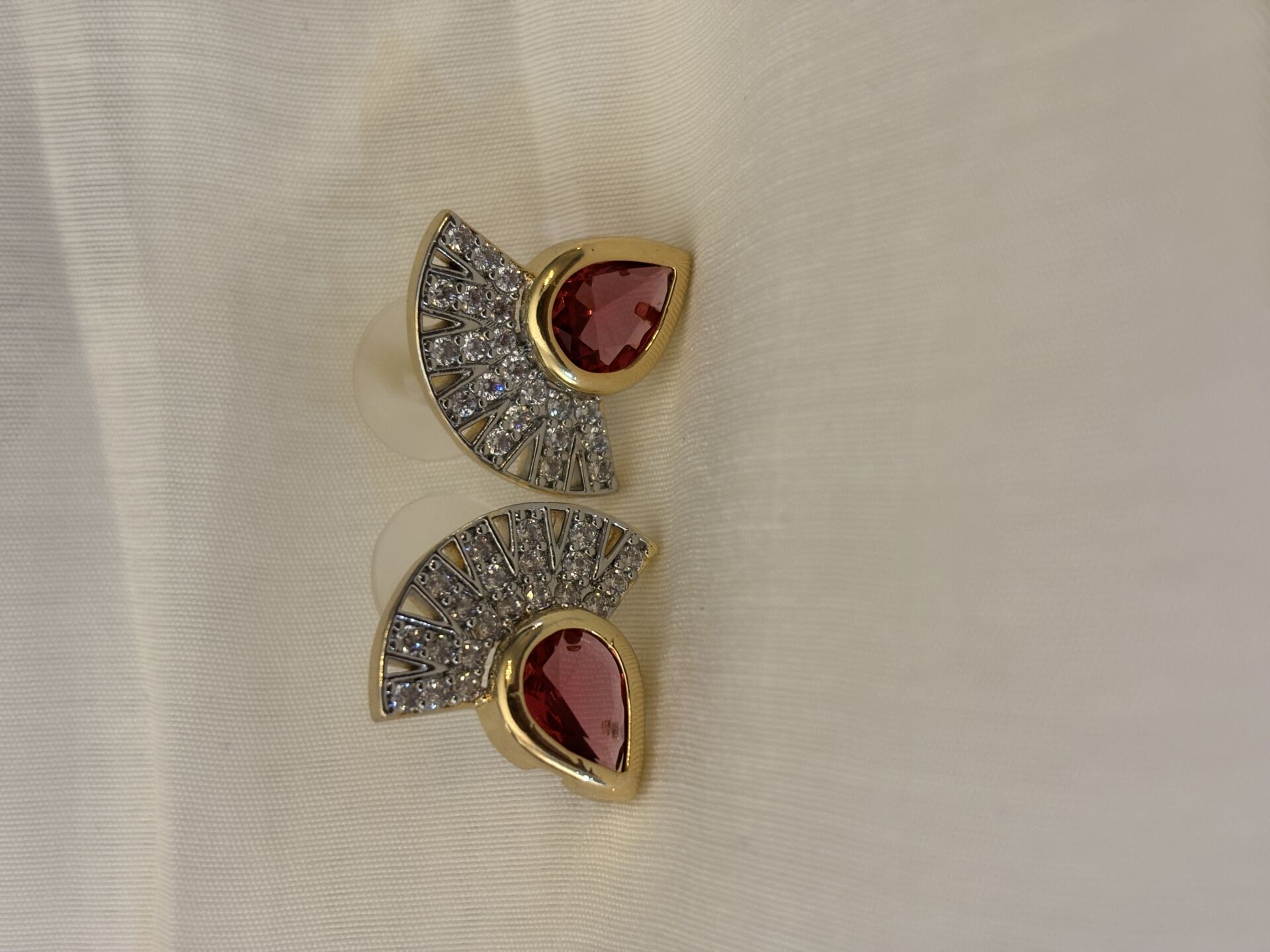 Yelpaze kırmızı küpe