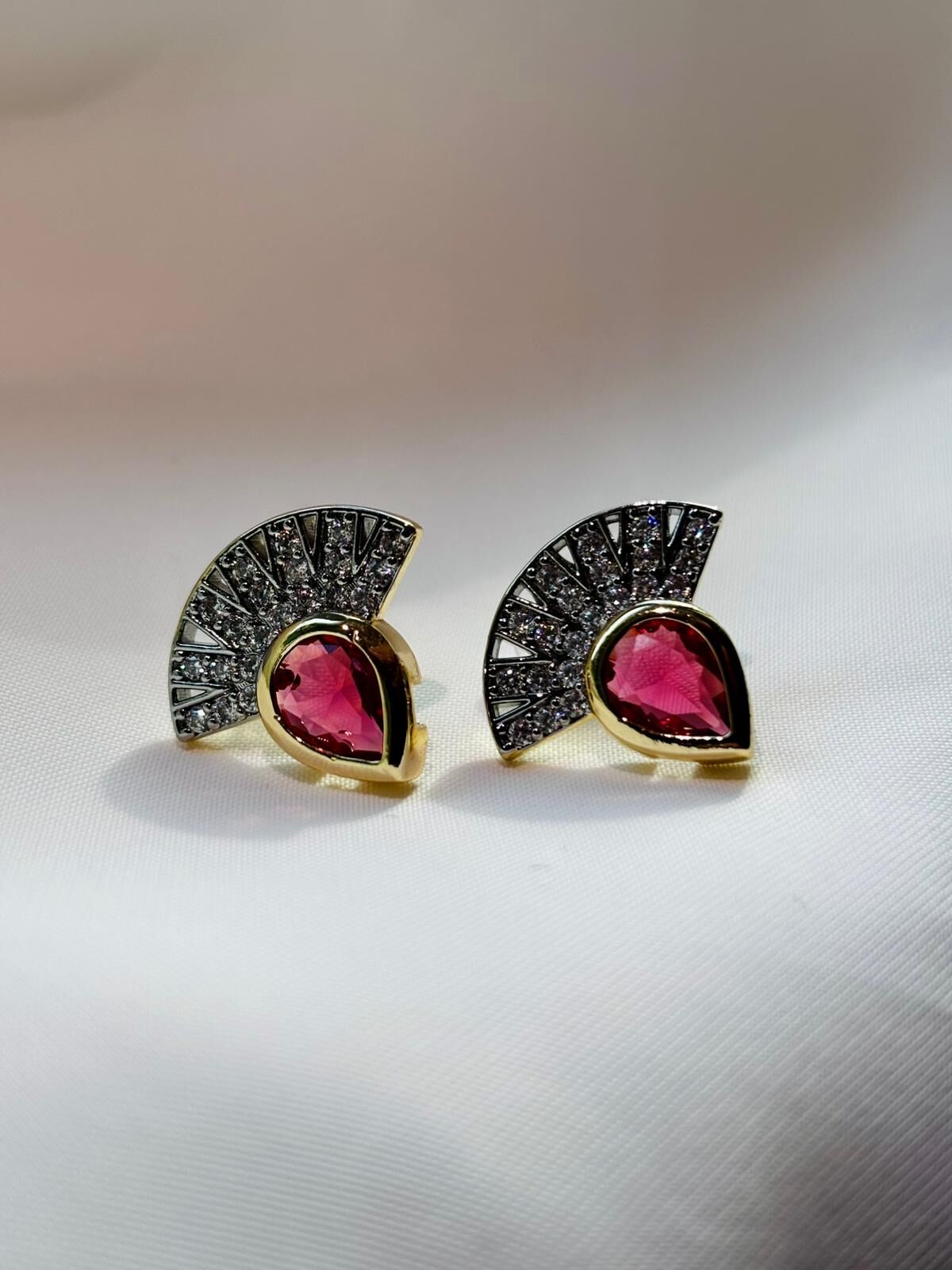 Yelpaze kırmızı küpe